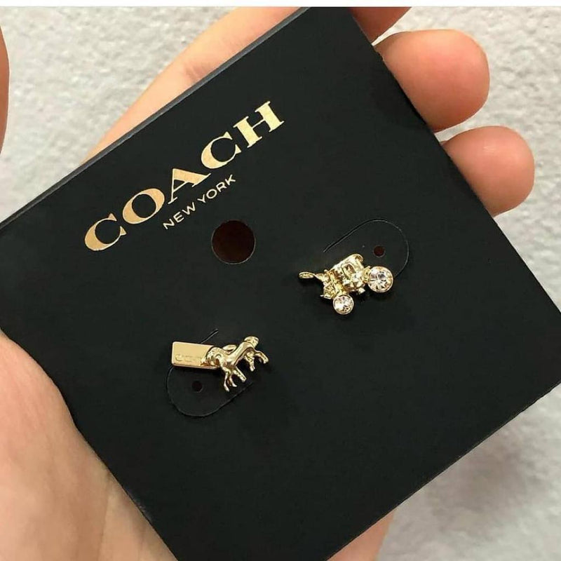 COACH HORSE AND CARRIAGE STUD EARRINGS馬車Logo造型耳環