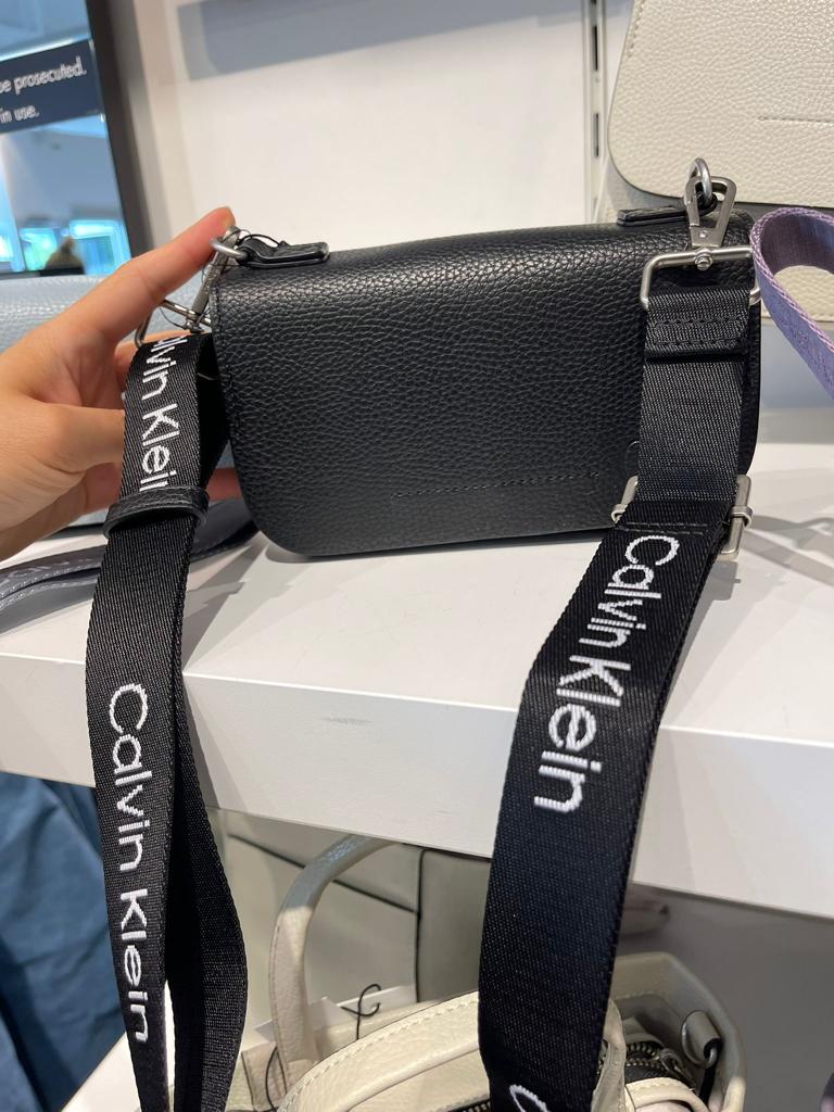 Calvin Klein Crossbody皮革壓印logo斜孭袋