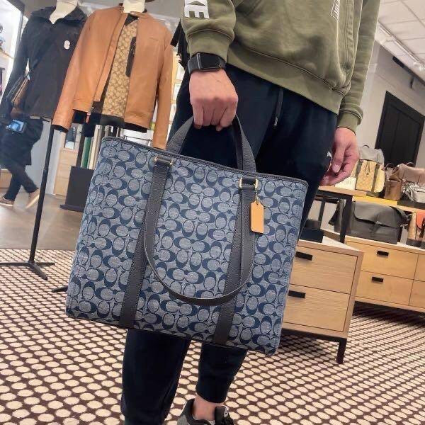 hudson double handle tote in signature chambray