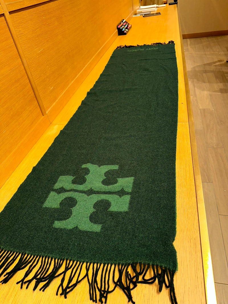 Tory Burch 100% Wool Scarf (雙面色）